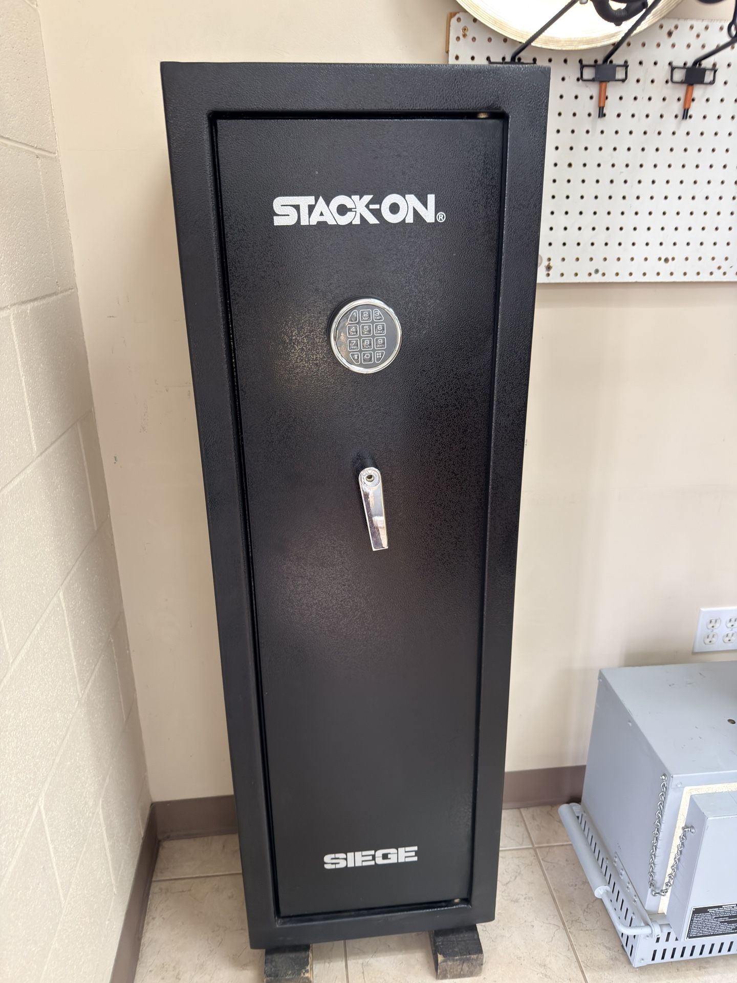 STACK-ON SIEGE 12-GUN FIREPROOF WITH ELECTRONIC LOCK GUN SAFE