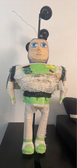 Buzz lightyear piñata