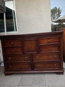 Vintage Traditional Cherry / Mahogany Large Dresser – 8 Drawers & Center Cabinet