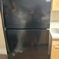 Refrigerator (black)