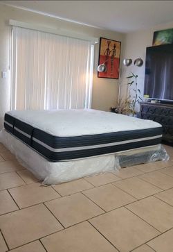 VERY NICE KING SIZE MATTRESS AND BOXSPRINGS FOR SALE! IN GREAT CONDITION, FREE DELIVERY