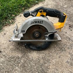 Dewalt Saw   20v
