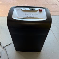 Staples Crosscut Paper Shredder, 12- Sheets Max