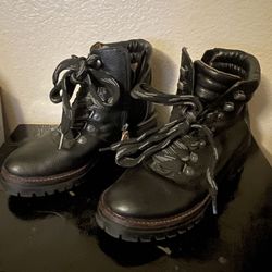 Women Boots in black leather - Hardly Used Excellent Condition  - Size 6.5 