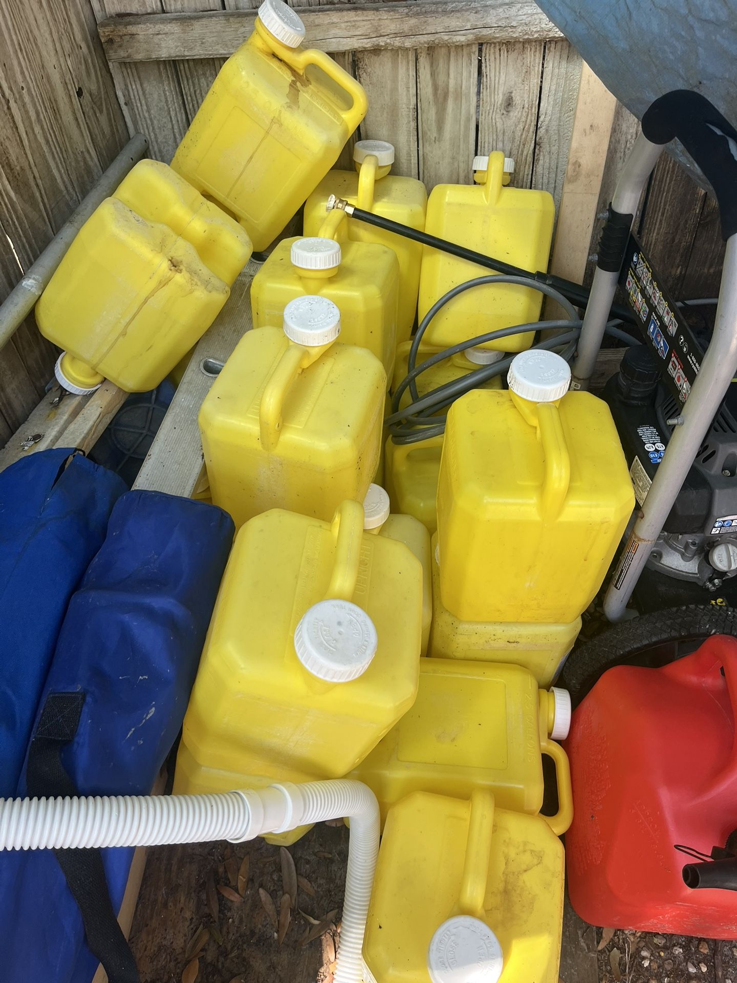 Pool 2.5 Gallon Chlorine Jugs (25 Of Them) for Sale in St. Petersburg