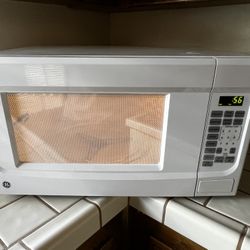 1.4 Cu ft GE Countertop Microwave