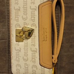 Juicy Couture Wristlet Wallet Beige Cream Key Heart 100% Polyvinyl Purse