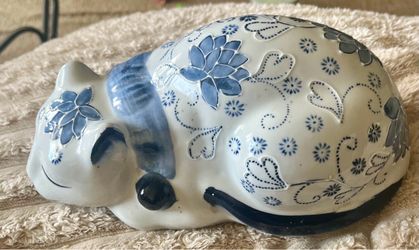 FLORIAL BLUE & WHITE RAISED PORCELIAN Sleeping Cat