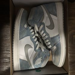 Jordan 1 Hyper Royal 