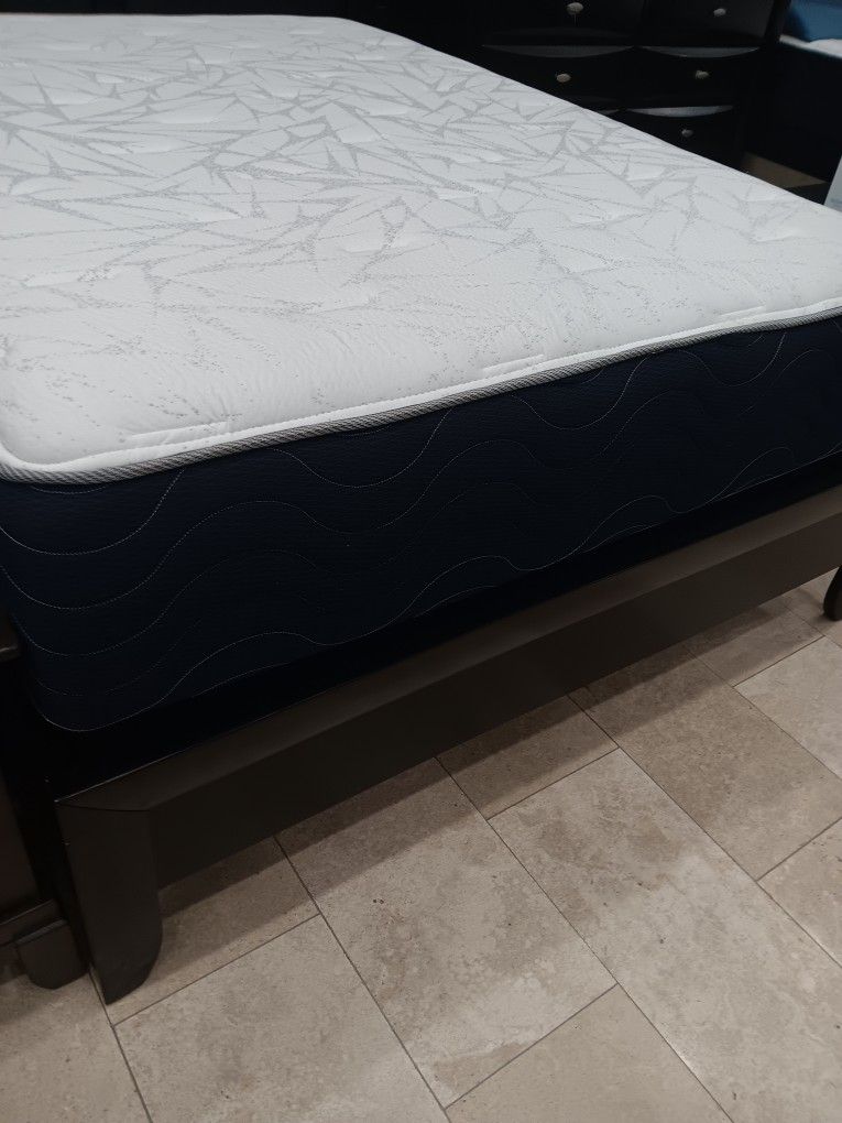 *Weekend Special* Floor Model Queen Mattresses $100 Off!!!...