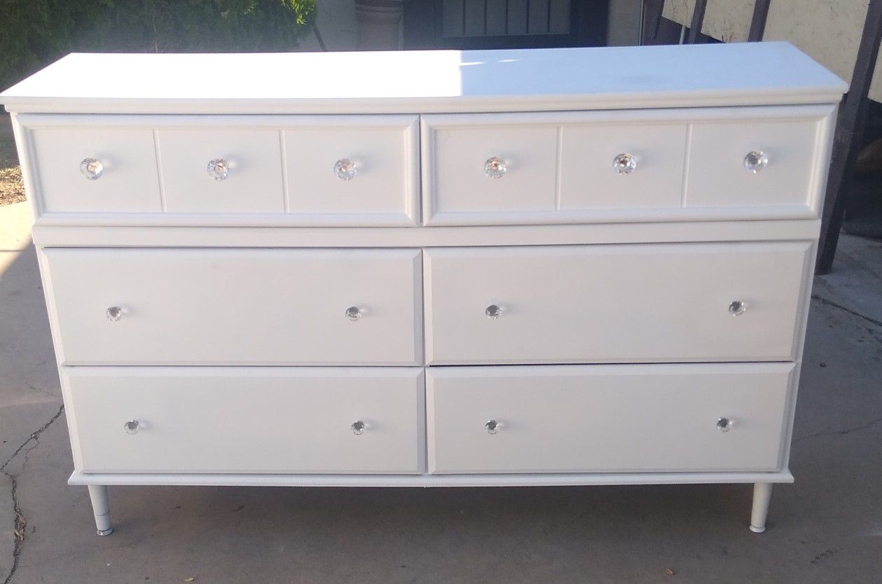 White 6 Drawer Dresser With Crystal Knobs - Delivery Available!