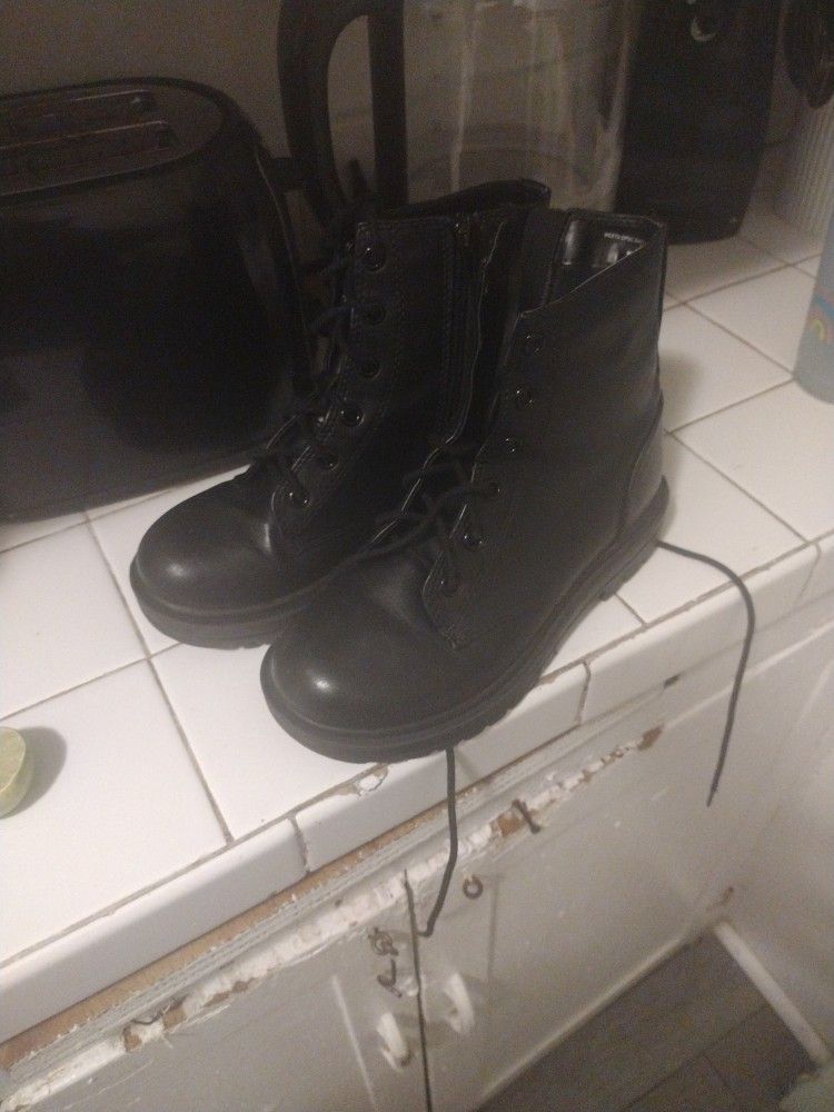 Girls Blk Boots. Size 2