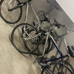 2 X Trek Hybrid Size Large Wheels 700cc  Speeds 21 Both For 380$ Or 230$ Each 