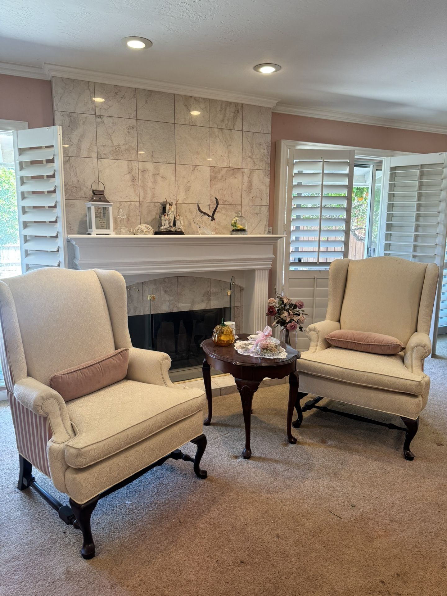 Pair of chairs / + end table