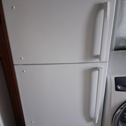 Newer Model Insignia Top And Bottom Apartment Size Fridge Fully Functional 
