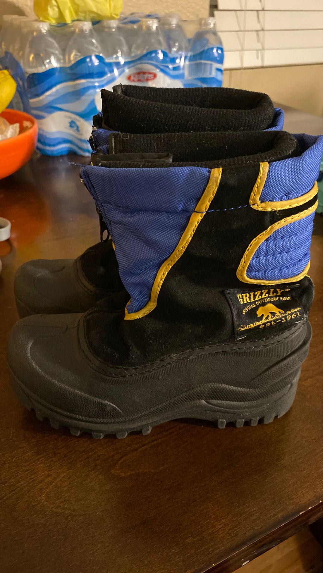 Young Kids snow shoes boots size 11 toddler