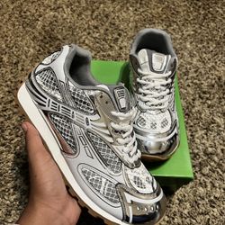 Silver and white bottegas 