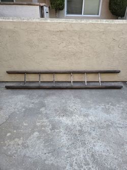 FREE - Wood ladder (old)