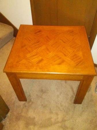 Wood End/Side Table! 24" x 22" x 19" 
