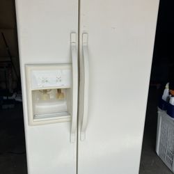KENMORE SIDE BY SIDE REFRIGERATOR (DELIVERY AVAILABLE)
