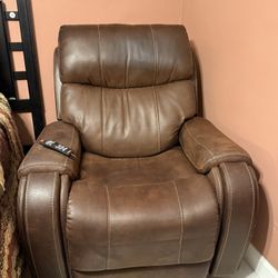 Power Lift Recliner Excellent Condition 