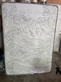 FULL SIZE MATTRESS W BOX SPRING