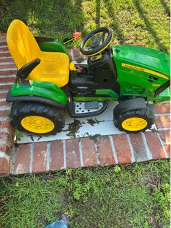 John Deere motorized kids’ tractor