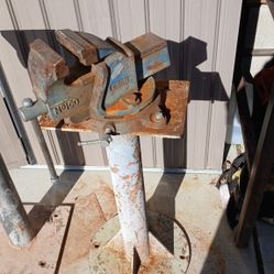 Heavy duty vice withstand hundred dollars located in Apple valley 