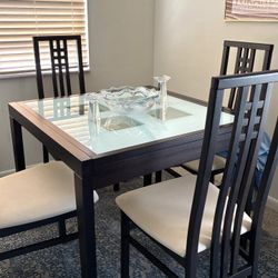 Domitalia Table With 4 Chairs Extendable To Fit 6