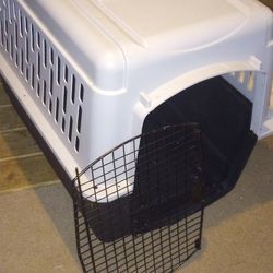 https://offerup.co/faYXKzQFnY?$deeplink_path=/redirect/ Xlg Plastic Kennel CaB