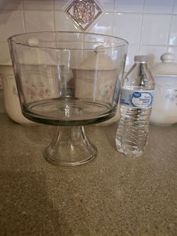 Pyrex pie bowl and trifle bowl