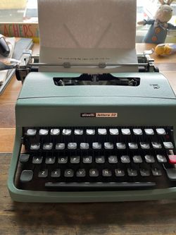 Olivetti Lettera 32 Typewriter - Professionally Serviced