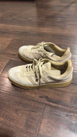 Beige Adidas Sambas