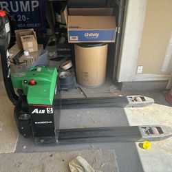 Electric pallet jack