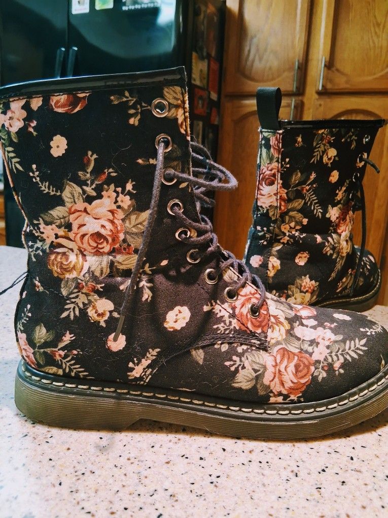 Boots, Flower Sz 8 1/2 $16