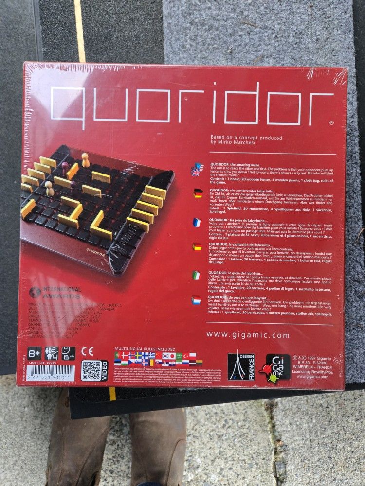 Quridor Strategy Board Game