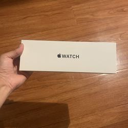 Apple Watch SE (2nd Gen) [GPS 40mm] Smartwatch with Starlight Aluminum Case with Starlight Sport Band - S/M