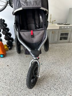 B. O. B. running stroller / in a great condition/ black