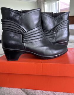Clarks Bendables Black Leather Side Zip Ankle Boots Booties Low Block Heels 8 M