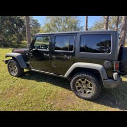 It’s a 2013 jeep wrangler unlimited rubicon 4D