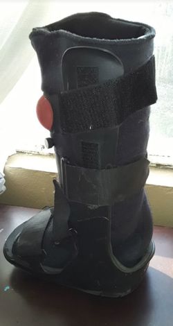 Walking boot for foot injury