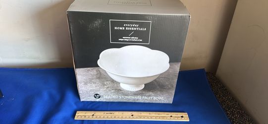Beaded 3.25 qt stoneware fruit bowl