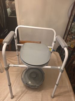 Portable Bedside Commode Chair with Bucket