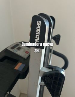 Varios muebles y equipo de pesas nuevas, caminadora nueva, etc