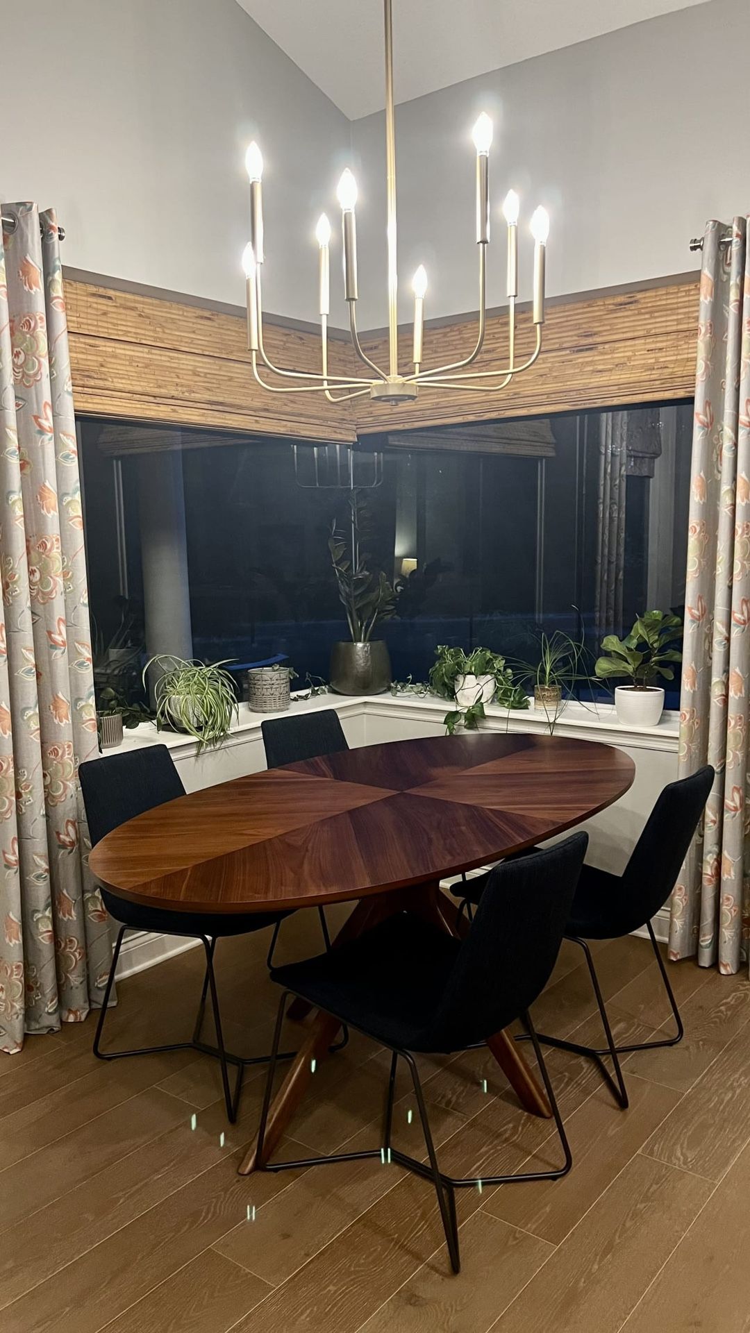 Like New Castlery Dining Table