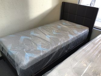 Twin bed with hybrid mattress