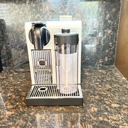 Nespresso Lattissima pro - Like New
