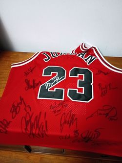 95-96 Chicago bulls Jordan jersey signed by team members