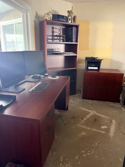 Like New Desk W Locking Drawer