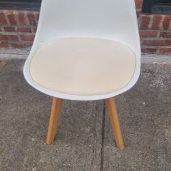 Modern  White  Chair 